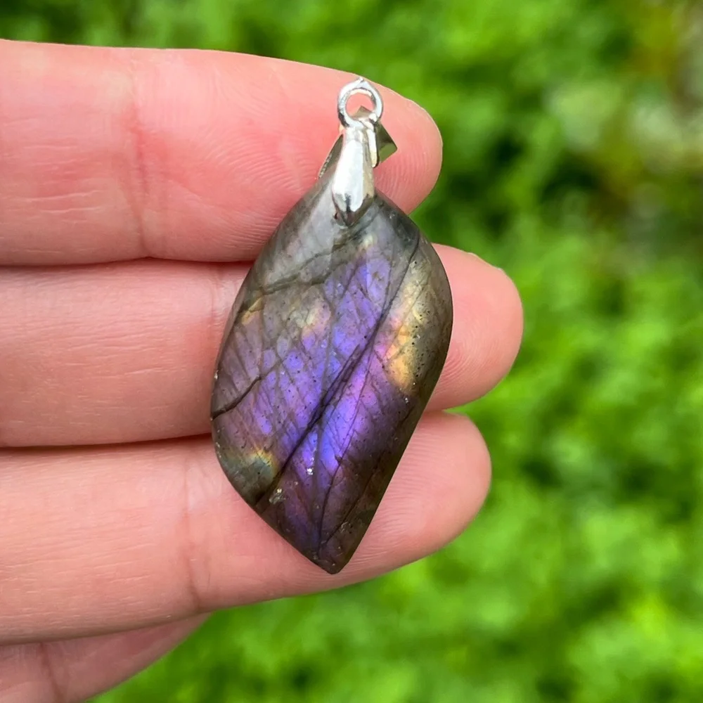 Sterling silver 925 flashy purple labradorite‎ leaf pendant 1689